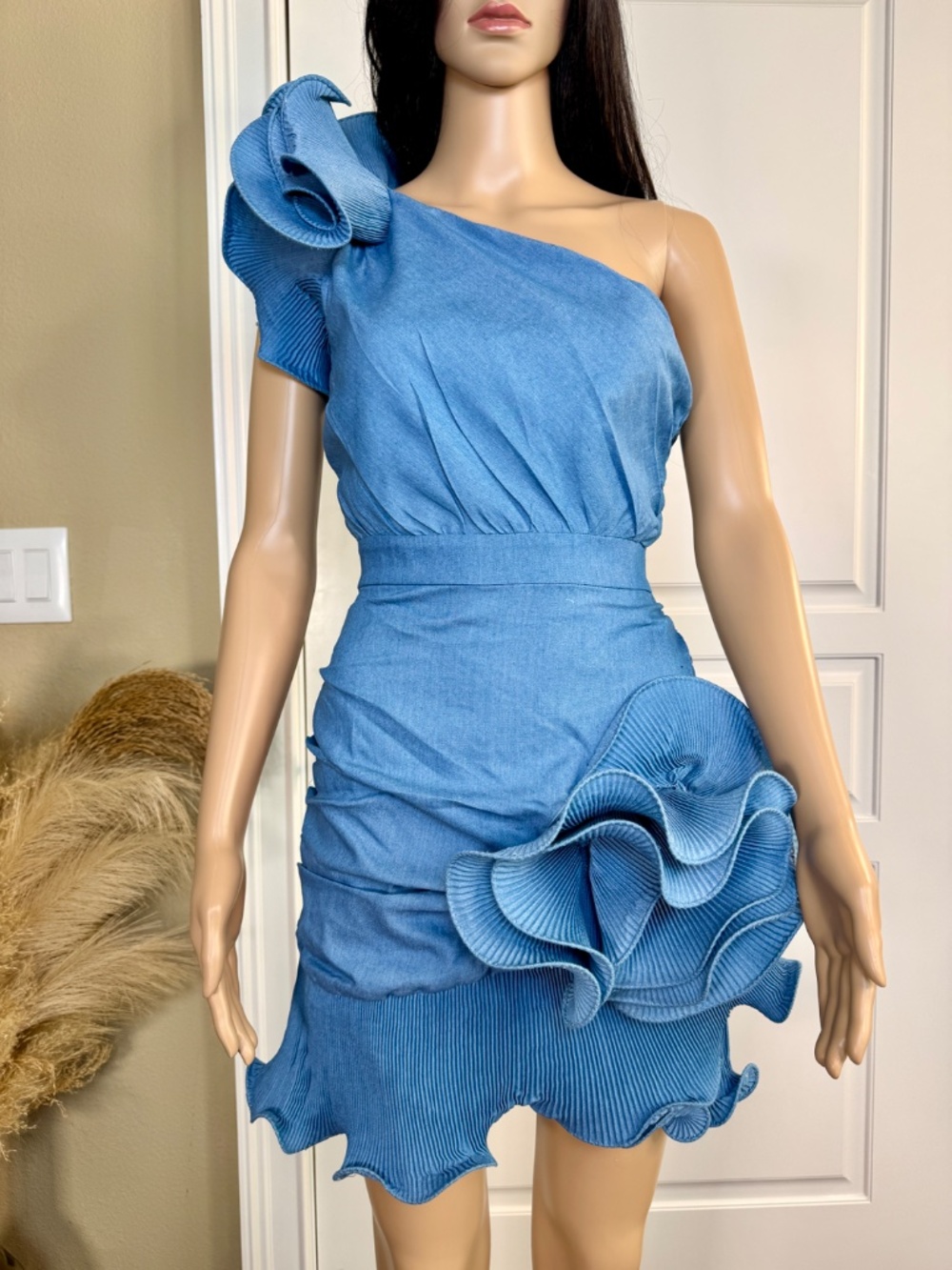 ONE SHOULDER BLUE MINI DRESS WITH RUFFLED HEM AND BIG FLOWER DESIGN - Picture 3 of 12